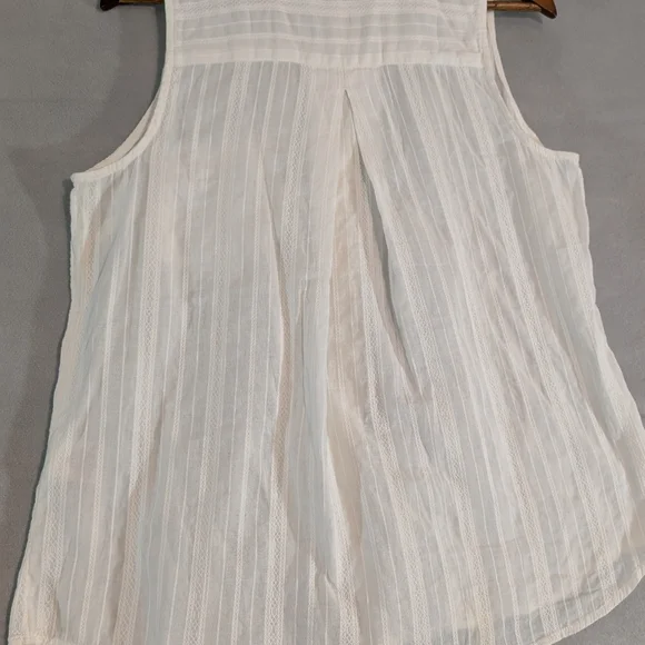 Sleeveless White Button-Up Blouse - Picture 2 of 9